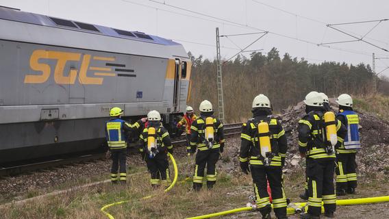 Motorraum brannte, Diesel lief aus: Feuerwehreinsatz auf Bahnstrecke in Mittelfranken