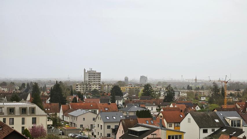 Auch über dem Städtedreieck Nürnberg, Fürth und Erlangen ist der Staub zu sehen.