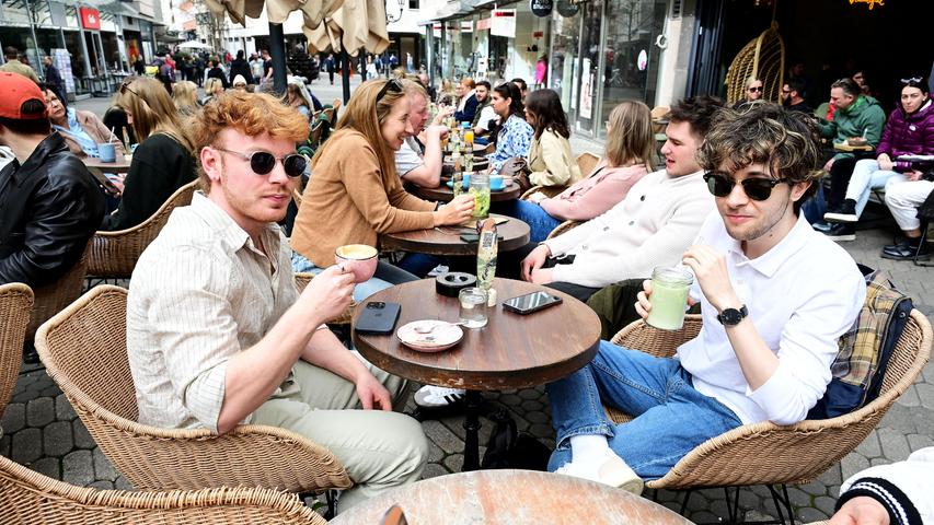 Bei Temperaturen von über 20 Grad lassen es sich die Nürnbergerinnen und Nürnberger in der Sonne gutgehen - natürlich auch mit dem ein oder anderen Kaltgetränk oder Kaffee. 