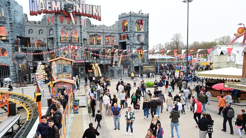 Das Nürnberger Frühlingsfest ist eröffnet: Bis 14. April geht es rund auf dem Volksfestplatz.