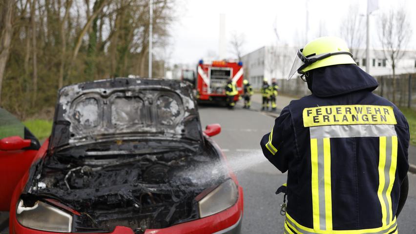 Brand im Motorraum in Erlangen: Fahrerin bemerkt Feuer und bringt sich in Sicherheit