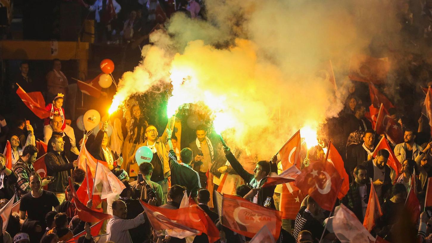 Anhänger der Mitte-Links-Partei CHP feiern vor dem Rathaus in der türkischen Hauptstadt Ankara.