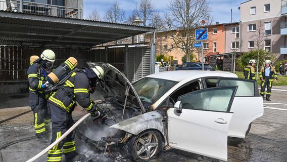 Mitten im Hilpoltsteiner Wohngebiet "Über dem Rothsee" stand Auto in Flammen