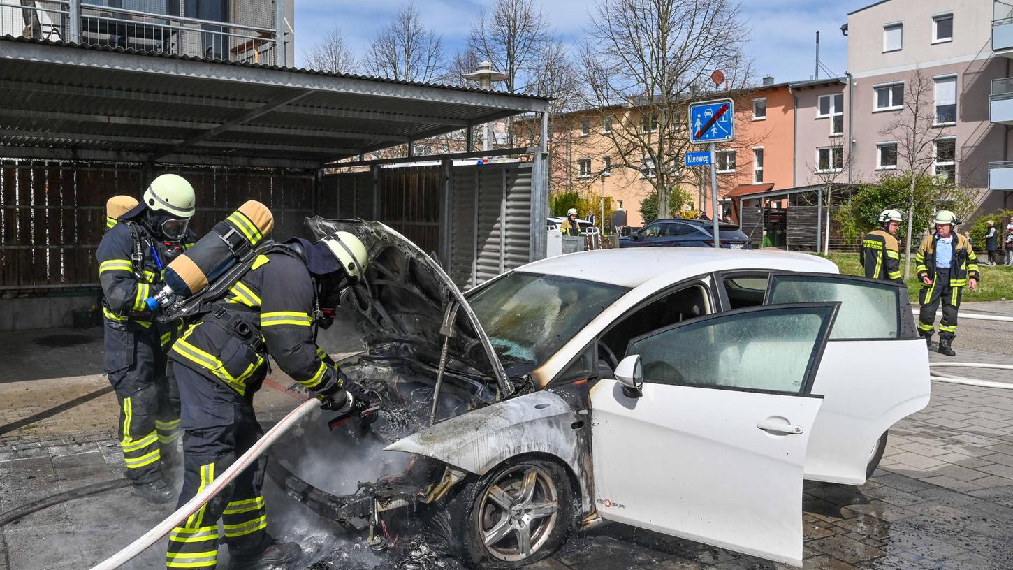 Wahrscheinlich war ein technischer Defekt der Grund, warum in diesem Kleinwagen Feuer ausbrach. Der Kleinwagen war mitten im Wohngebiet "Über dem Rothsee" in Brand geraten.