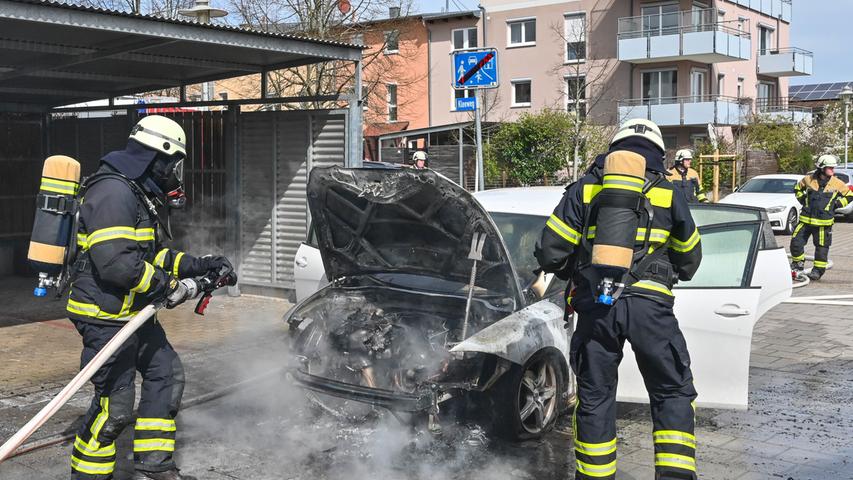 Die alarmierte Hilpoltsteiner Feuerwehr konnte den Autobrand schnell löschen.