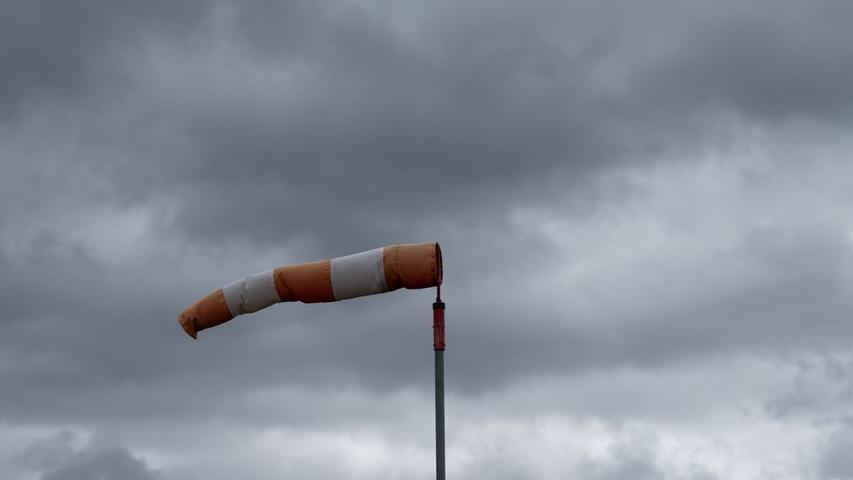Gefahr durch "umherfliegende Gegenstände": Wetterdienst warnt vor Sturmböen in ganz Franken