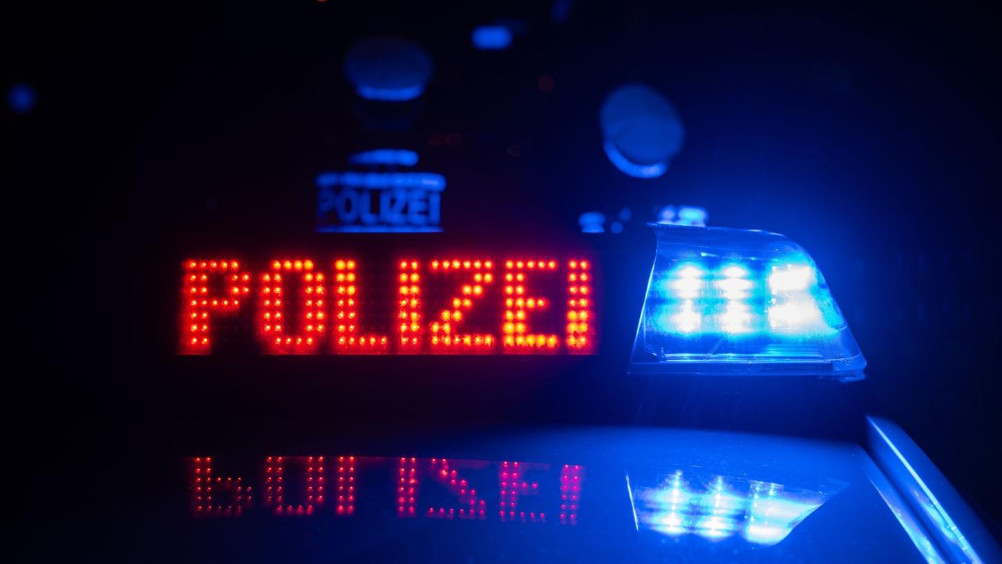 Die Polizei ermittelt: Ein Mann ist am Gründonnerstag in ein Einfamilienhaus in Treuchtlingen eingebrochen.