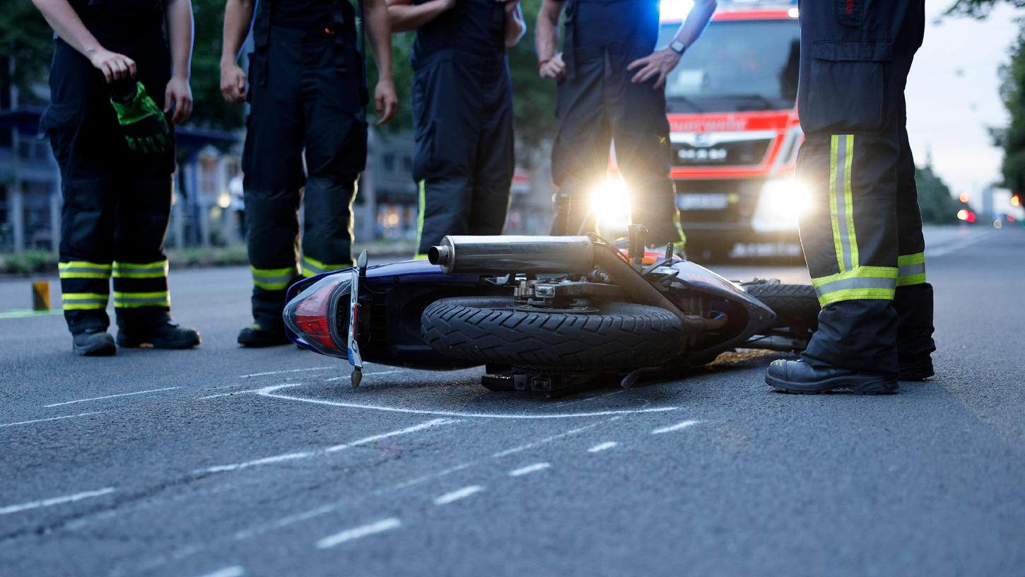 Die Polizei sucht nach dem Fahrer des Motorrads und auch nach dem unbekannten Ersthelfer (Symbolbild).