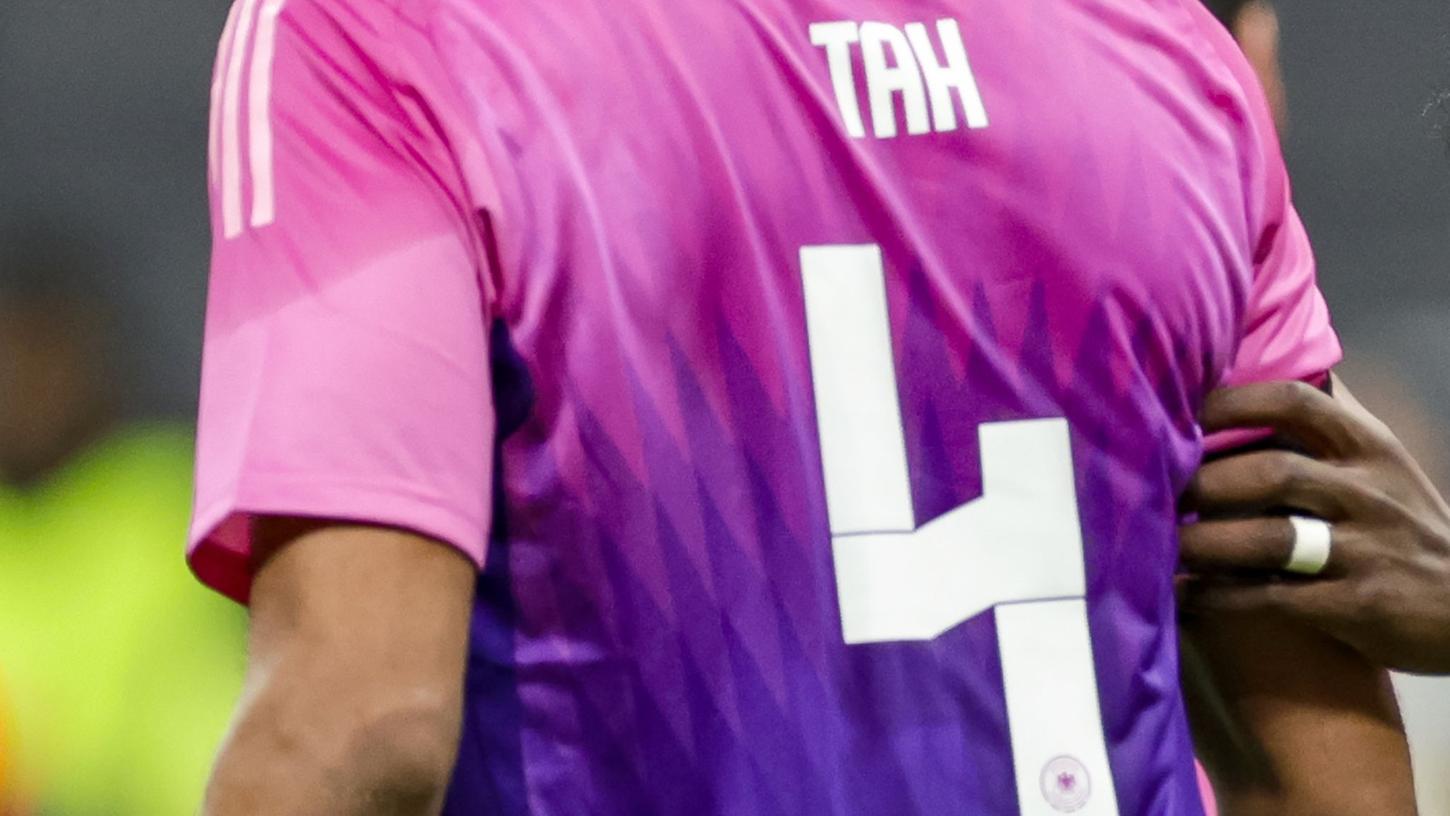 Deutschlands Jonathan Tah trägt das Adidas-Trikot mit der Rückennummer 4.