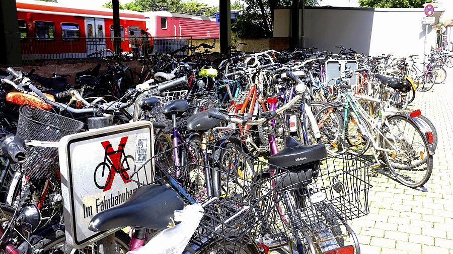 Fahrrad-Leichen erschweren das geregelte Abstellen Fahrrad-Leichen erschweren das geregelte Abstellen