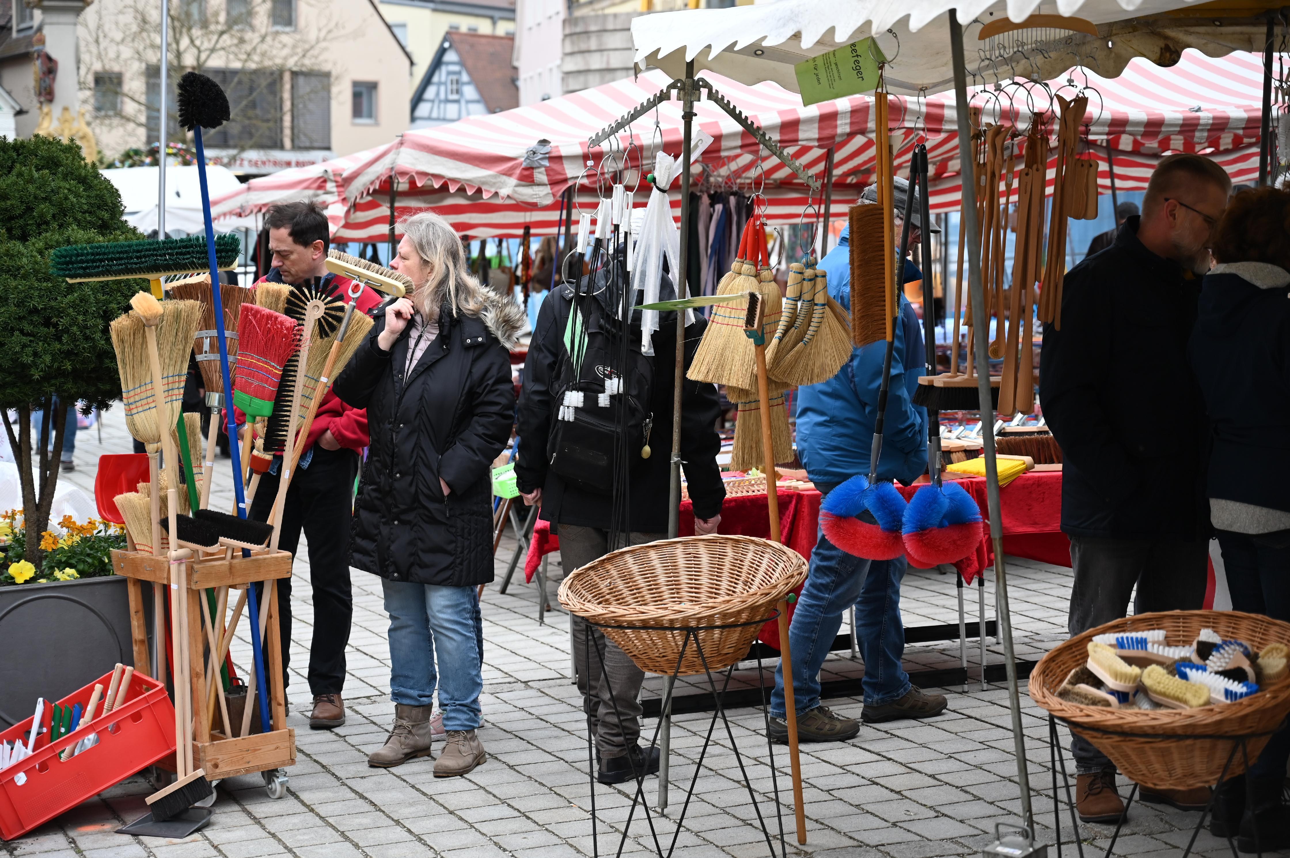 Sehr überschaubar präsentierte sich der Rother Ostermarkt. Viele Besucherinnen und Besucher zeigten sich enttäuscht.