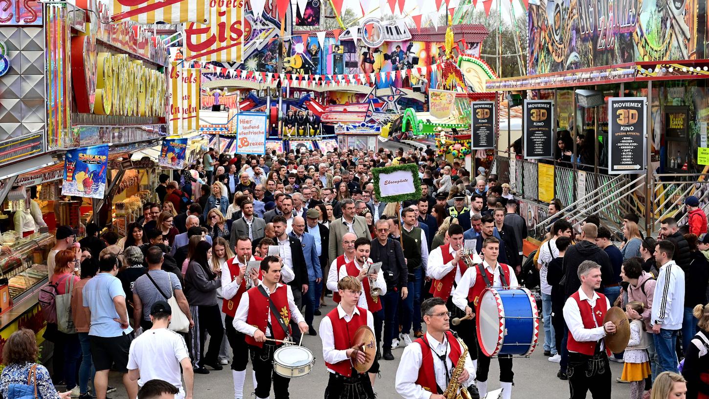 Die Eröffnung des Frühlingsfests Nürnberg mit Festzug und Bieranstich.