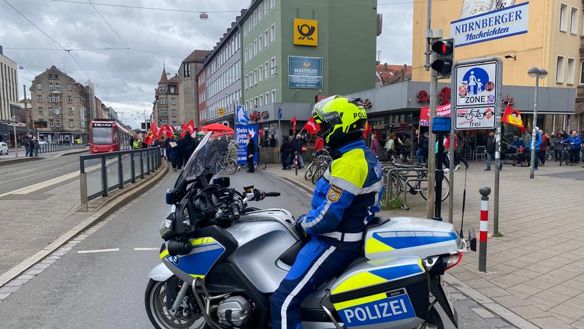 Die Polizei warnte im Vorfeld vor Verkehrsbehinderungen in der Nürnberger Innenstadt und begleitete die Demozüge. 