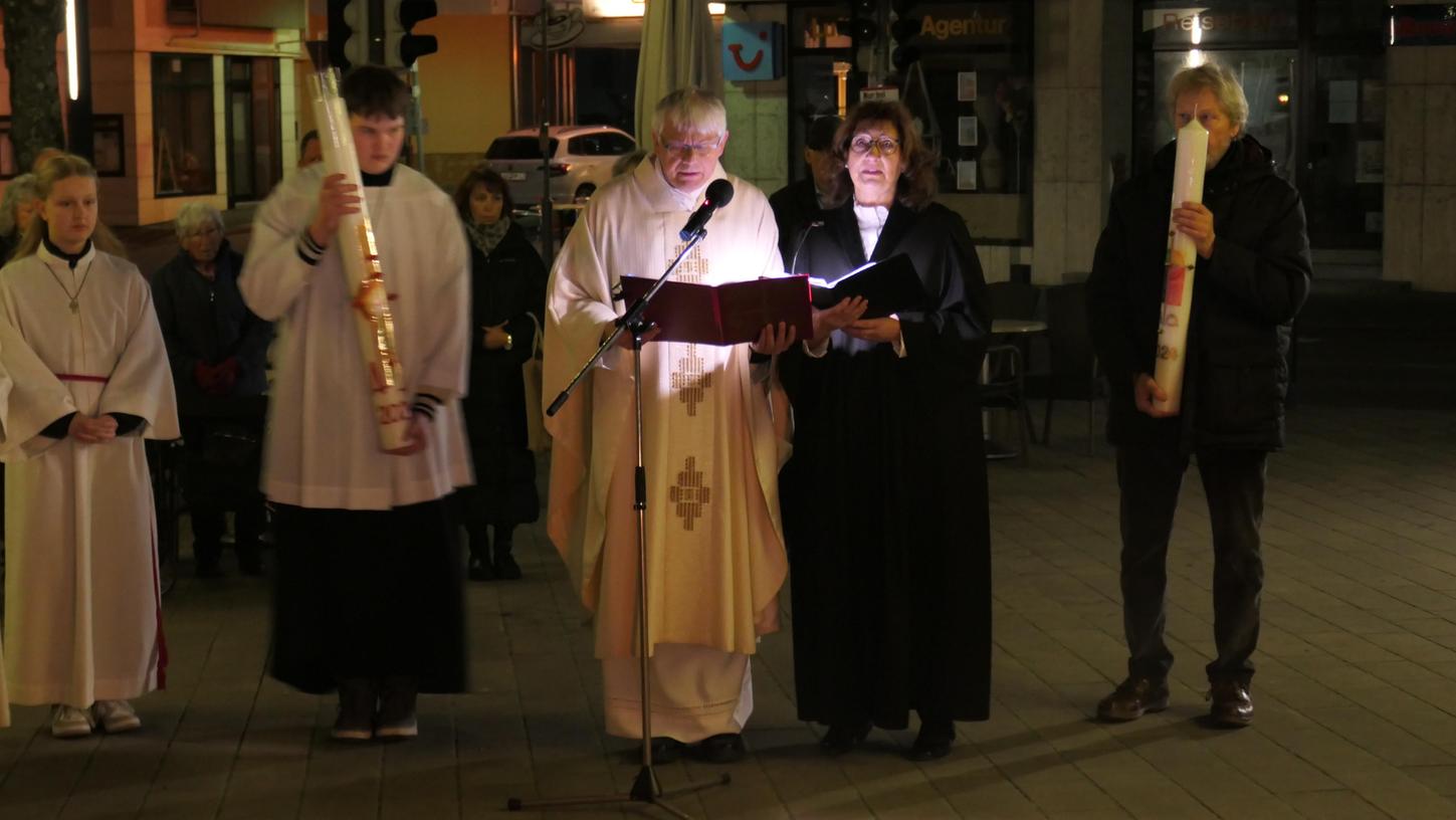 Pfarrer Robert Schrollinger und Prädikantin Erika Strössner begrüßten die Gläubigen am Wallmüllerplatz am frühen Morgen des Ostersonntags.