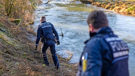Grausame Entdeckung: Rettungskräfte bergen Leiche aus Fluss in Oberfranken