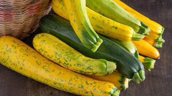 Zucchini roh gelb und grün