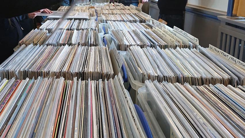 Über 250.000 Musikalben, Maxis und CD aus den letzten 75 Jahren stehen am Samstag in der Meistersingerhalle zum Verkauf. Handeltreibende aus dem In- und Ausland sind vor Ort bei der größten Plattenbörse des Landes. Beginn: 10 Uhr.