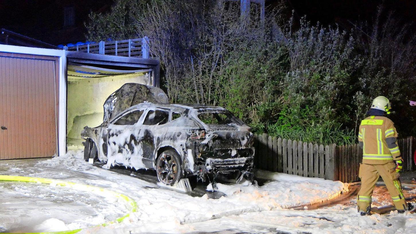Ein heller Feuerschein war am Montagabend im westlichen Zeiler Wohngebiet weithin sichtbar. Ein heller Feuerschein war am Montagabend im westlichen Zeiler Wohngebiet weithin sichtbar.