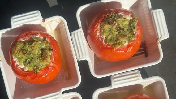 Miteinander Essen macht glücklich und schlank: Unser pfiffiges Rezept dazu sind gefüllte Tomaten