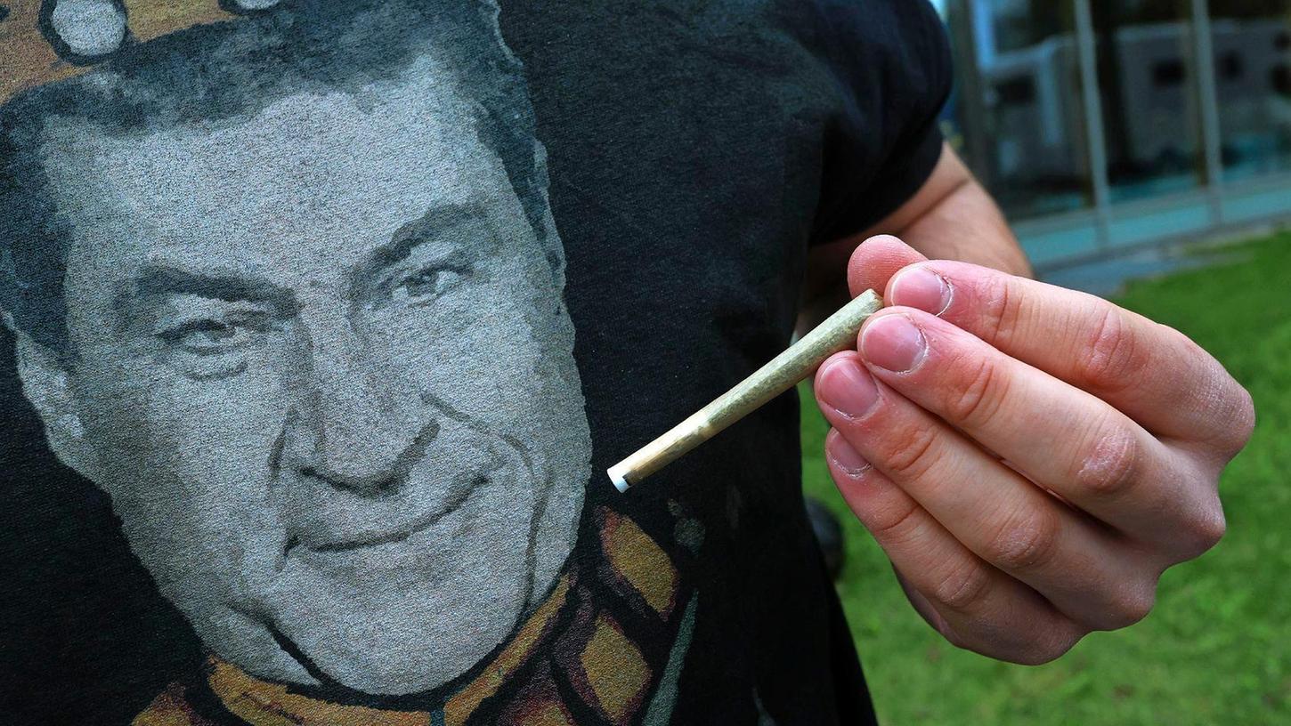 So nah ist Markus Söder einem Joint wohl selten. Der bayerische Ministerpräsident ist Gegner der teilweisen Cannabis-Legalisierung. So nah ist Markus Söder einem Joint wohl selten. Der bayerische Ministerpräsident ist Gegner der teilweisen Cannabis-Legalisierung.