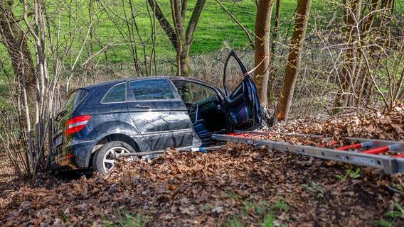 Rettungseinsatz in Fürth: Mercedes stürzt Abhang hinunter