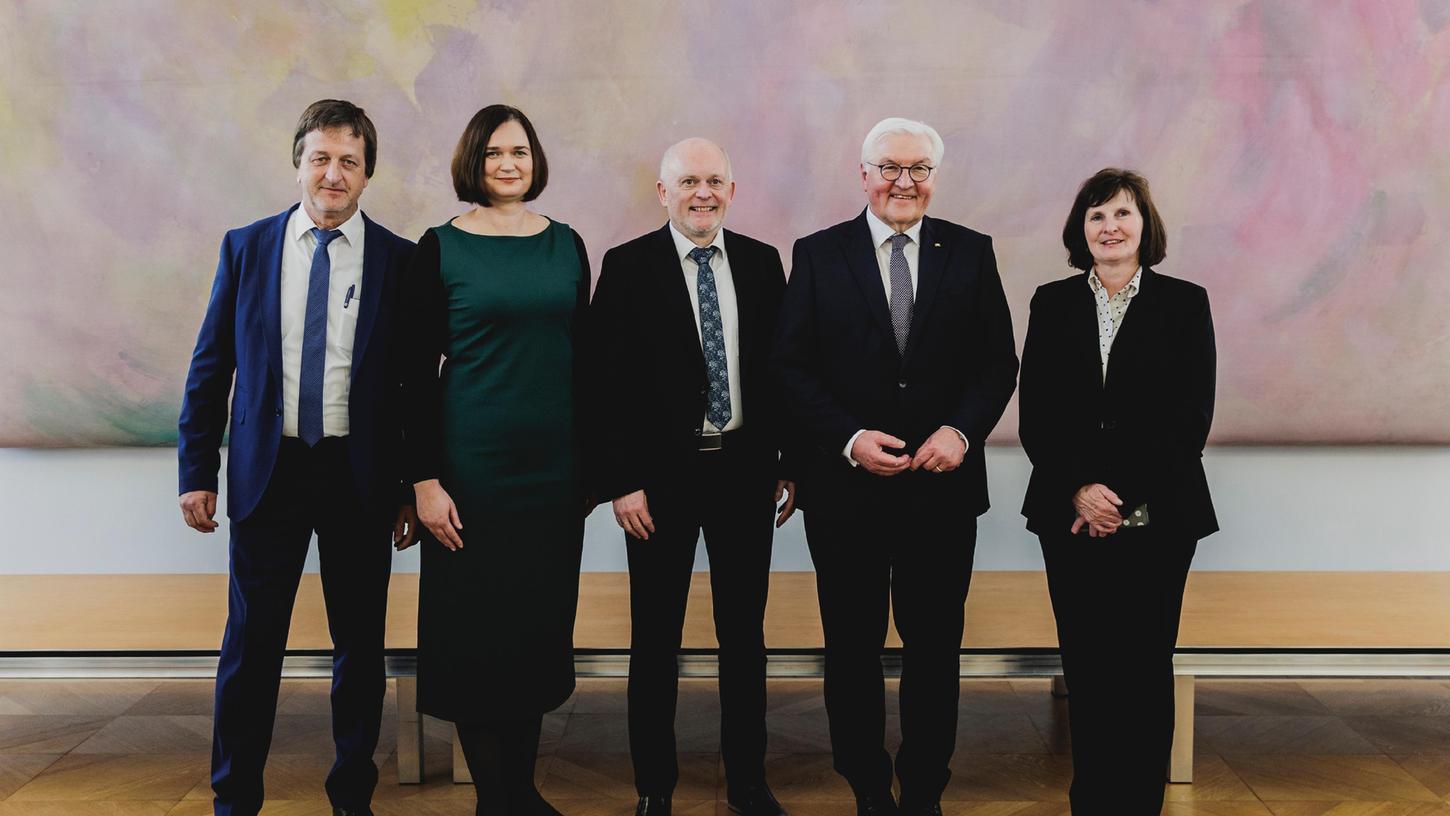 Das Bild zeigt von links: Harald Heinzelmann, Staatssekretärin Claudia Müller, Wilfried Cramer, Bundespräsident Frank-Walter Steinmeier und Brunhilde Eschenbacher
