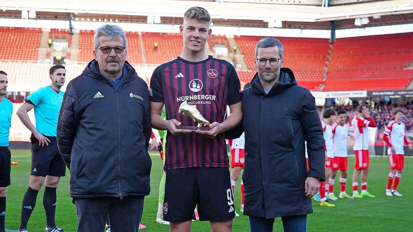 von links: BFV-Verbandsspielleiter Josef Janker, Julian Kania, Michael Wiesinger (NLZ-Leiter 1. FC Nürnberg).