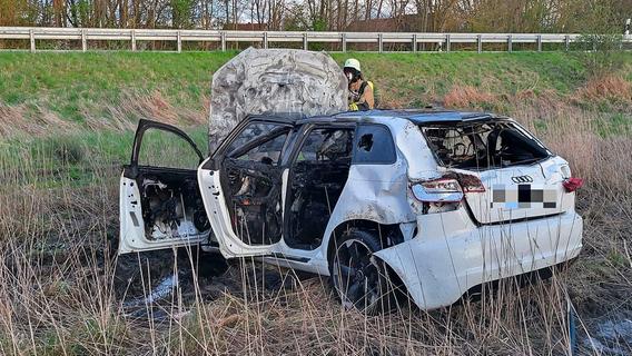 Feuerwehreinsatz in Mittelfranken: Audi kommt von Bundesstraße ab und geht in Flammen auf