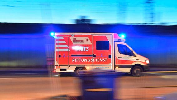 Zu schnell unterwegs: Nürnbergerin kommt auf A9 in Franken ins Schleudern und kracht in Betonwand