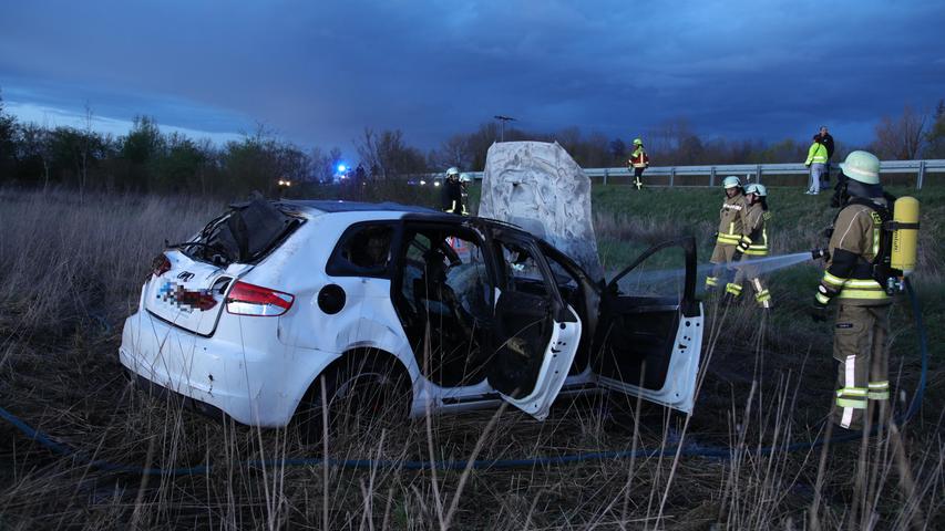 Die Flammen zerstörten den Wagen. Die Flammen zerstörten den Wagen.