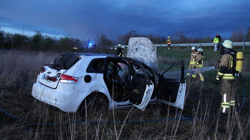 Die Flammen zerstörten den Wagen.