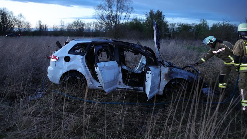 Die Fahrerin konnte sich aus ihrem Wagen befreien.