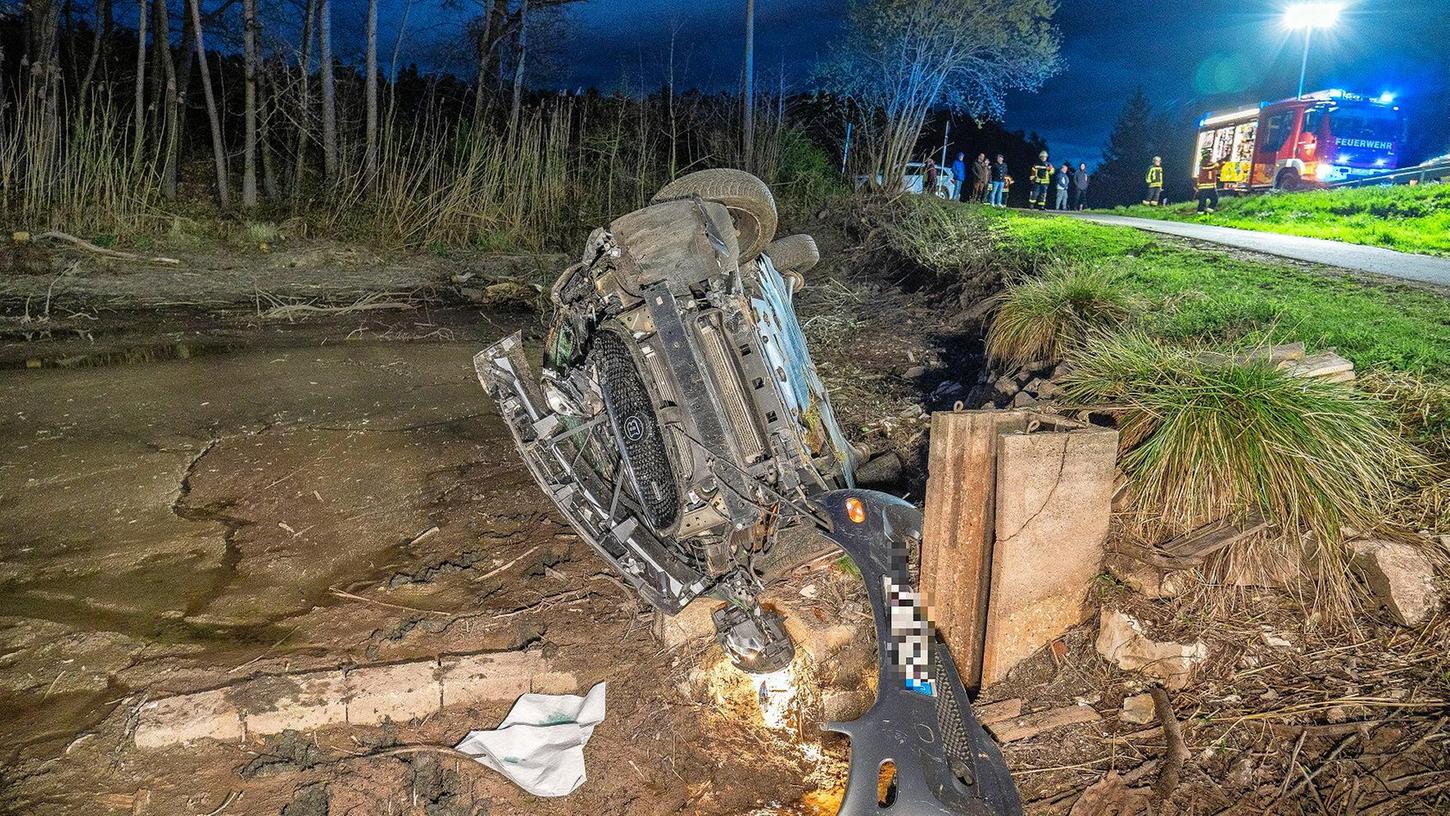 Das Fahrzeug wurde bei dem spektakulären Unfall komplett zerstört.