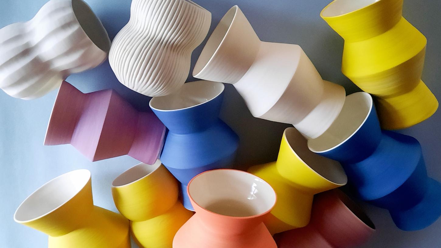Diese bunten Vasen stammen von Angelika Krauß. Auch ihr Showroom in Velden ist am Wochenende geöffnet.