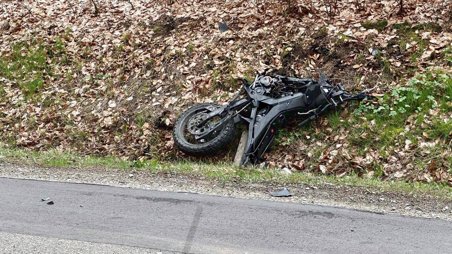 Das Motorrad wurde bei dem Unfall komplett zerstört.