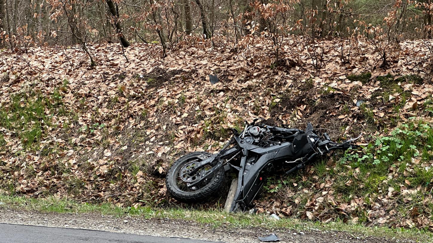 Das völlig zerstörte Motorrad des Unfallopfers liegt im Graben.