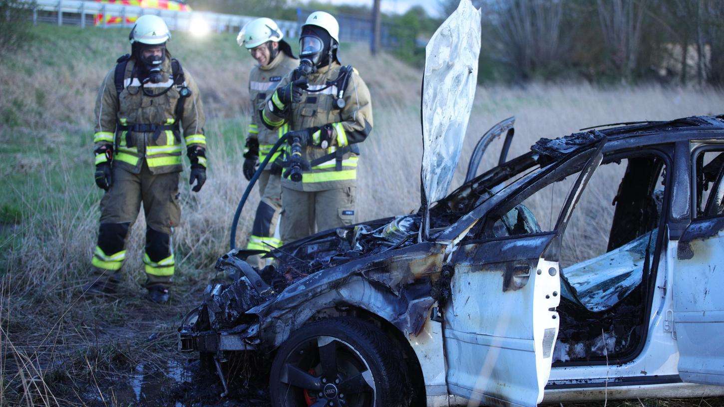 Nach einem Unfall am Dienstagabend brannte ein Auto bei Illesheim komplett aus. Nach einem Unfall am Dienstagabend brannte ein Auto bei Illesheim komplett aus.