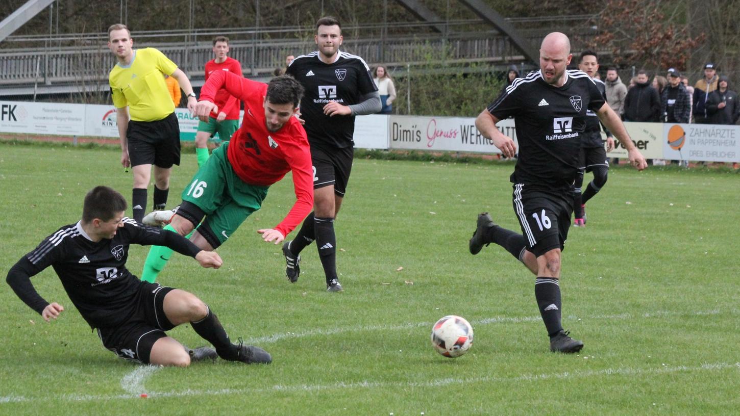 Die TSG Pappenheim (in Rot 2:0-Torschütze Gentijan Bajraktari) setzte sich in einem umkämpften Derby mit 2:0 gegen den VfL Treuchtlingen durch.  