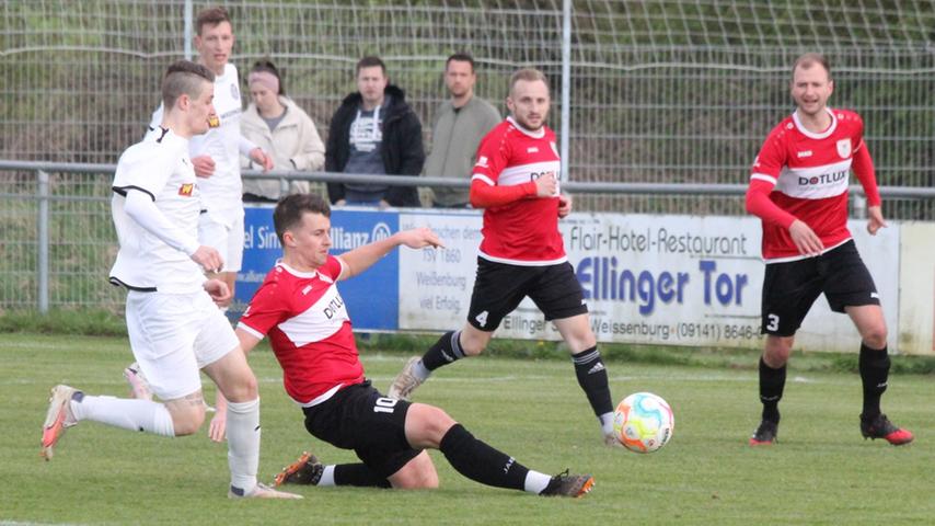 In einem kampfbetonten Landesliga-Spiel trennten sich der TSV 1860 Weißenburg (in Rot) und der FC Herzogenaurach mit einem 1:1. In dieser Szene klärte TSV-Innenverteidiger Christian Leibhard, wenig später musste er verletzt ausscheiden.