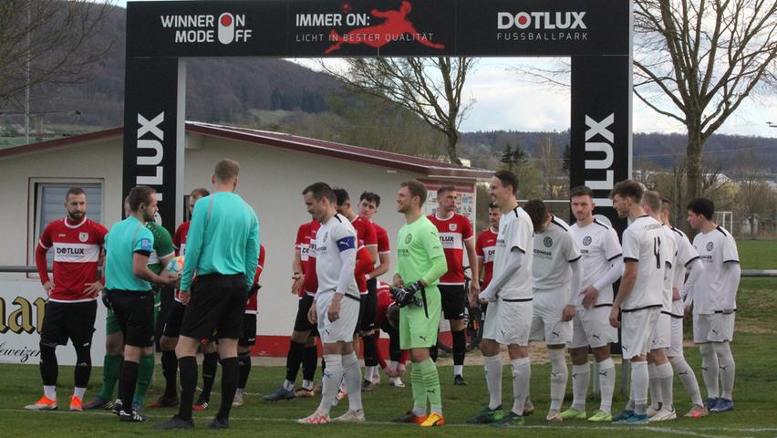Die beiden Mannschaften vor dem Einlaufen im Dotlux-Fußballpark in der Weißenburger Rezataue . . .