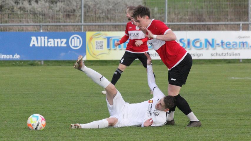 In einem kampfbetonten Landesliga-Spiel trennten sich der TSV 1860 Weißenburg (rechts Philipp Schwarz) und der FC Herzogenaurach mit einem 1:1.