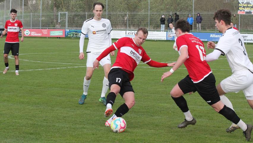 In einem kampfbetonten Landesliga-Spiel trennten sich der TSV 1860 Weißenburg (am Ball Tobias Schnitzlein) und der FC Herzogenaurach mit einem 1:1.