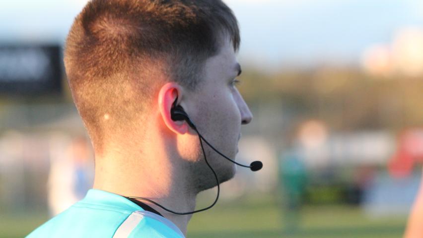 Im höherklassigen Amateurfußball ist es inzwischen gang und gäbe, dass die Linienrichter und natürlich auch die Schiedsrichter Headsets zur Kommunikation tragen.
