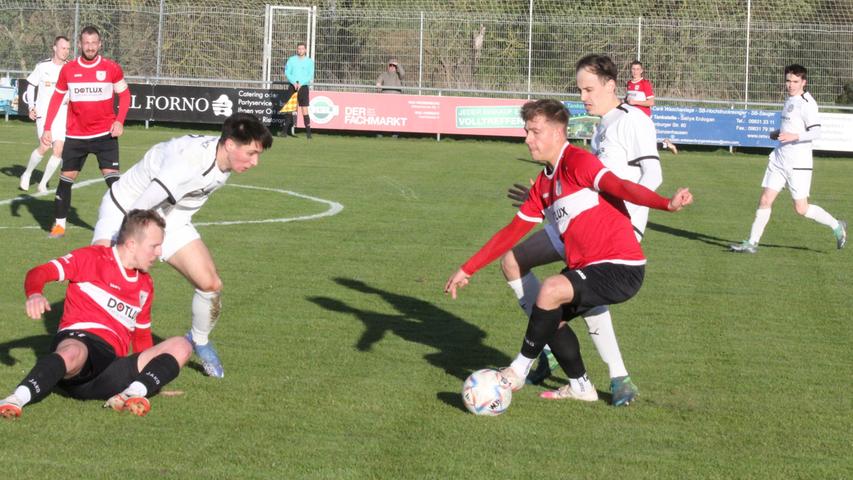 In einem kampfbetonten Landesliga-Spiel trennten sich der TSV 1860 Weißenburg (am Ball Noah Schneider) und der FC Herzogenaurach mit einem 1:1.