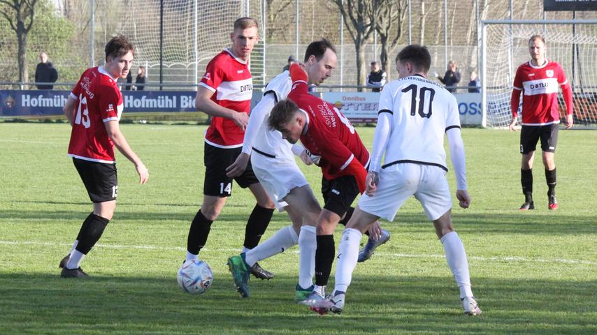 In einem kampfbetonten Landesliga-Spiel trennten sich der TSV 1860 Weißenburg (in Rot) und der FC Herzogenaurach mit einem 1:1.