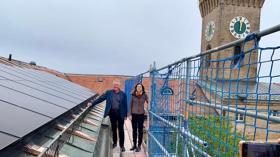 Solaranlage auf historischem Fürther Rathausdach: "Meilenstein" bei Energiewende