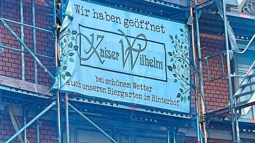Das Banner verweist auf den Kneipenbetrieb im "Kaiser Wilhelm" - seit 13 Monaten ist das Gebäude eingerüstet.