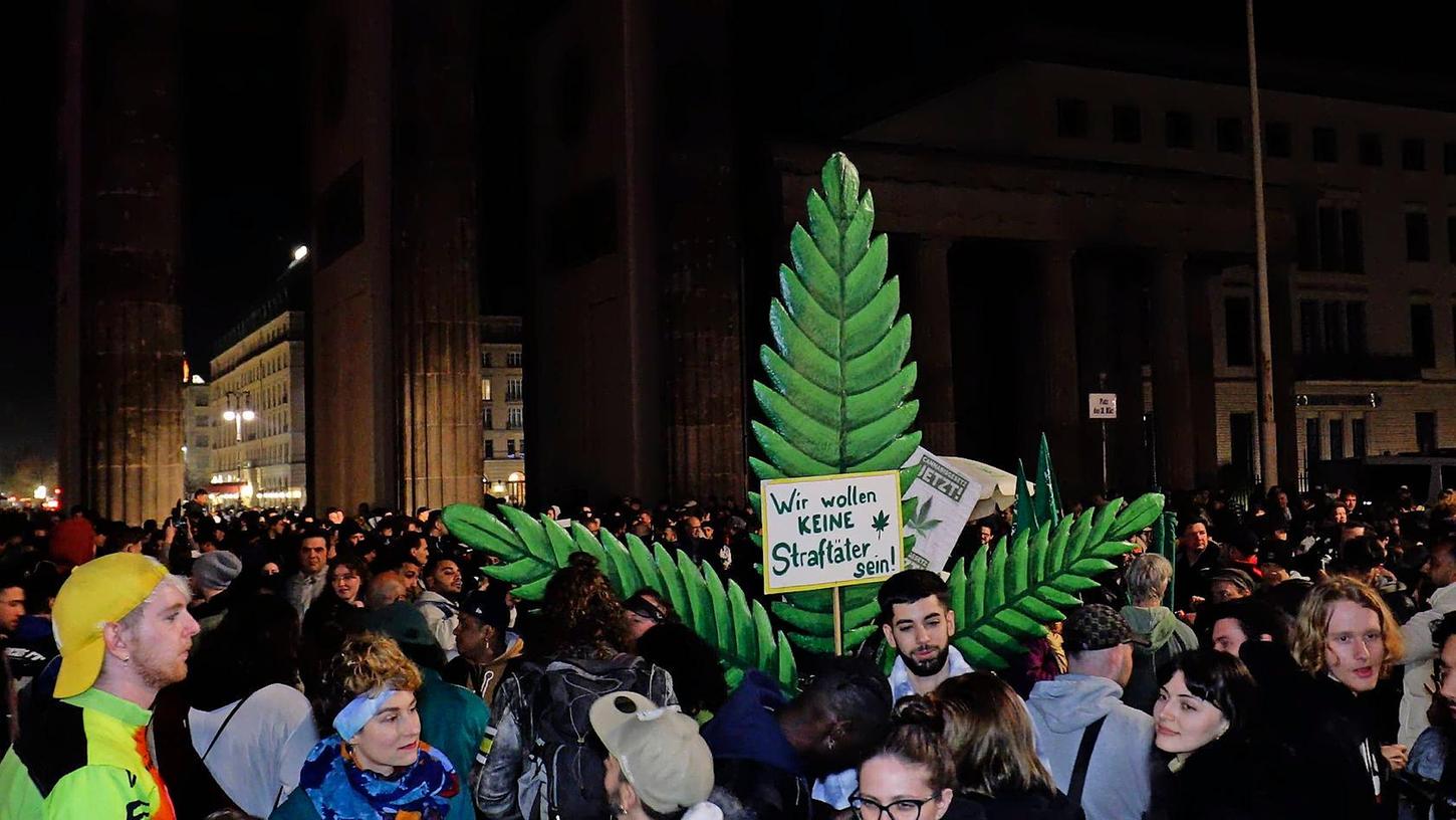 Am 1. April feierten viele Menschen die Teil-Legalisierung von Cannabis, wie hier vor dem Brandenburger Tor in Berlin. Nun liegt es an der Polizei, die gesetzlichen Vorgaben durchzusetzen. Am 1. April feierten viele Menschen die Teil-Legalisierung von Cannabis, wie hier vor dem Brandenburger Tor in Berlin. Nun liegt es an der Polizei, die gesetzlichen Vorgaben durchzusetzen.