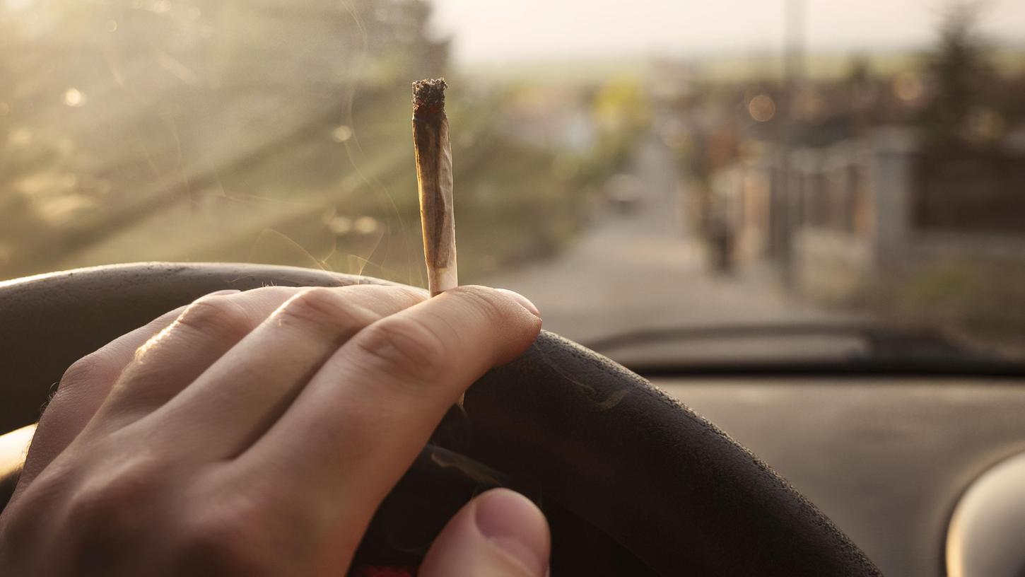 Wer sich bekifft ans Steuer setzt, muss mit harten Strafen rechnen. Die Antworten auf die wichtigsten Fragen zum Thema Cannabis-Legalisierung und Autofahren. 
