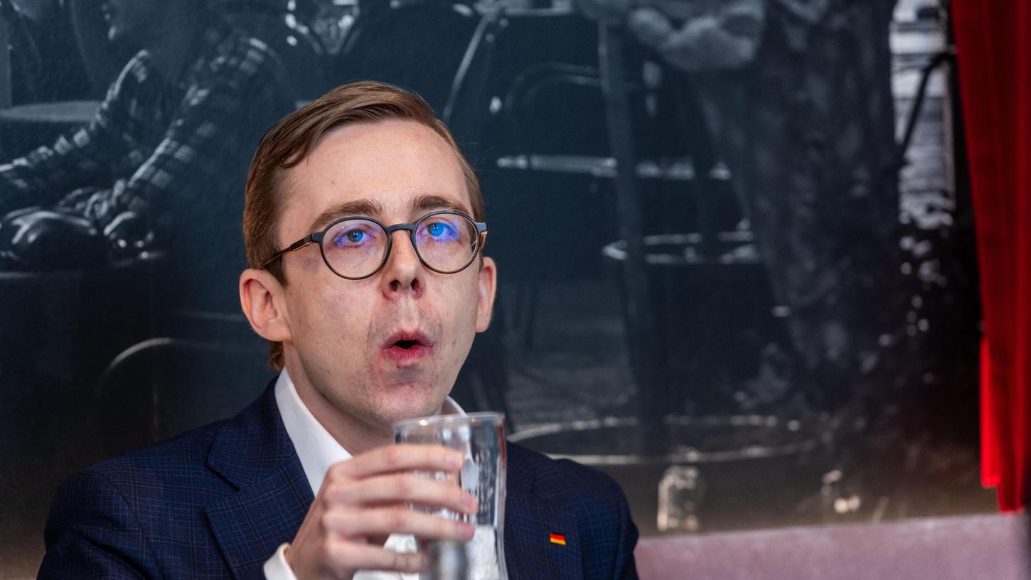 03.04.2024, Mecklenburg-Vorpommern, Schwerin: Der Bundestagsabgeordnete Philipp Amthor (CDU) trinkt nach einem Schwächeanfall bei einer Pressekonferenz ein Glas Wasser.